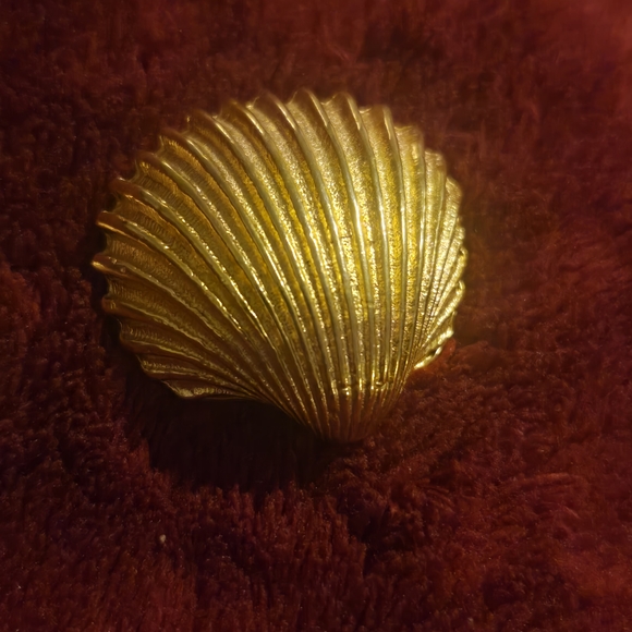 Erwin Pearl Gold Shell Shaped Earrings - Picture 2 of 6